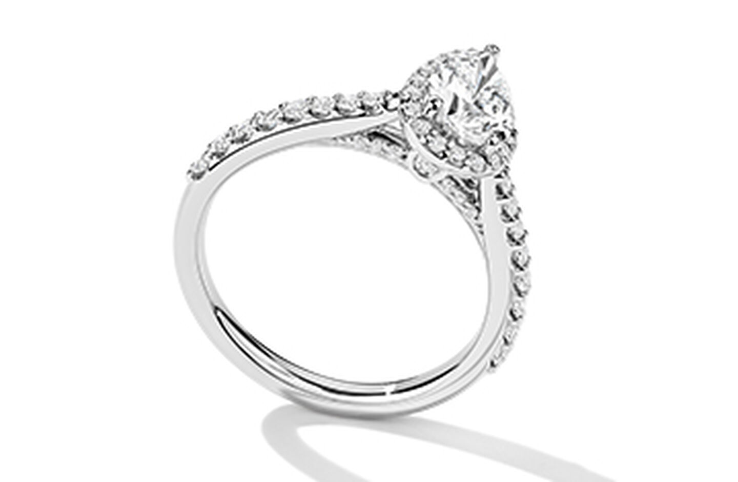 Birks 1879 Bague de fian&ccedil;ailles &agrave; diamant coupe poire avec simple halo et anneau serti de diamants